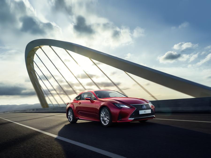  Lexus RC300h 2018 года  (WW) (фото 13 из 139)